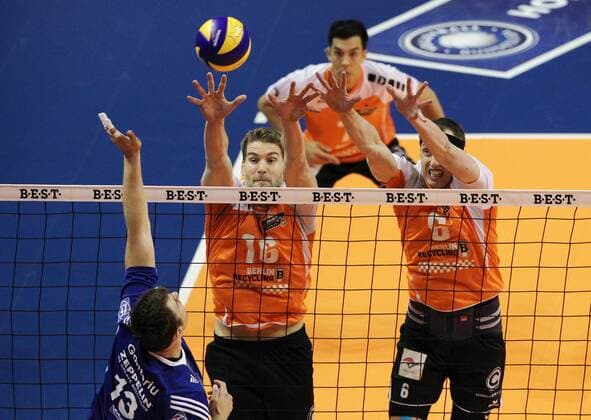 Adrian Gontariu im Angriff, Christian Dünnes, Felix Fischer Volleyball Bundesliga Herren Play Off Finale um die Deutsche Meisterschaft Saison 2014 2015 30.04.2015 BR Volleys Berlin vs. VfB Friedrichshafen