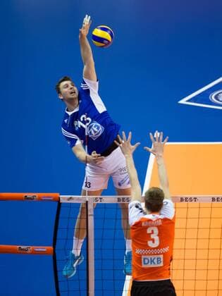 Berlin, Deutschland, 30.04.2015: Volleyball Bundesliga Playoffs Finale Spiel 4 (Best of Five) Saison 2014 2015 - Berlin Recycling Volleys - VfB Friedrichshafen. Adrian Gontariu (Friedrichshafen 13) gegen den Block aus Robert Kromm (BR Volleys 3)