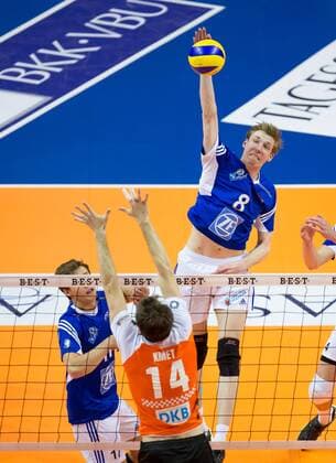 Berlin, Deutschland, 30.04.2015: Volleyball Bundesliga Playoffs Finale Spiel 4 (Best of Five) Saison 2014 2015 - Berlin Recycling Volleys - VfB Friedrichshafen. Max Günthör Guenthoer (Friedrichshafen 8) gegen den Block aus Tomas Kmet (BR Volleys 14)