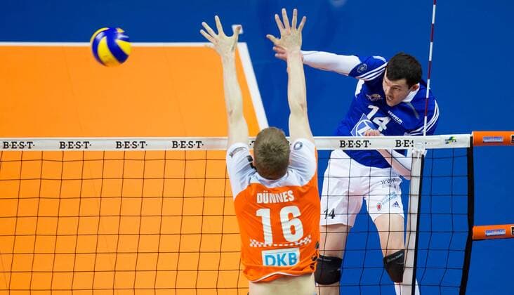 Berlin, Deutschland, 30.04.2015: Volleyball Bundesliga Playoffs Finale Spiel 4 (Best of Five) Saison 2014 2015 - Berlin Recycling Volleys - VfB Friedrichshafen. Baptiste Geiler (Friedrichshafen 14) gegen den Block aus Christian Dünnes Duennes (BR Volleys 16)