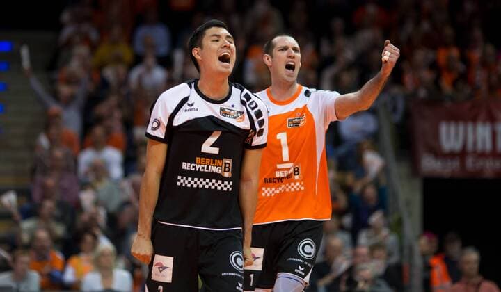 Berlin, Deutschland, 30.04.2015: Volleyball Bundesliga Playoffs Finale Spiel 4 (Best of Five) Saison 2014 2015 - Berlin Recycling Volleys - VfB Friedrichshafen. Erik Shoji (BR Volleys 2) und Scott Joseph Touzinsky (BR Volleys 1) jubeln