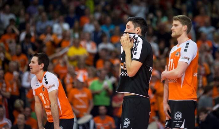 Berlin, Deutschland, 30.04.2015: Volleyball Bundesliga Playoffs Finale Spiel 4 (Best of Five) Saison 2014 2015 - Berlin Recycling Volleys - VfB Friedrichshafen. v.li. Martin Krystof (BR Volleys 11), Erik Shoji (BR Volleys 2), Christian Dünnes Duennes (BR Volleys 16)