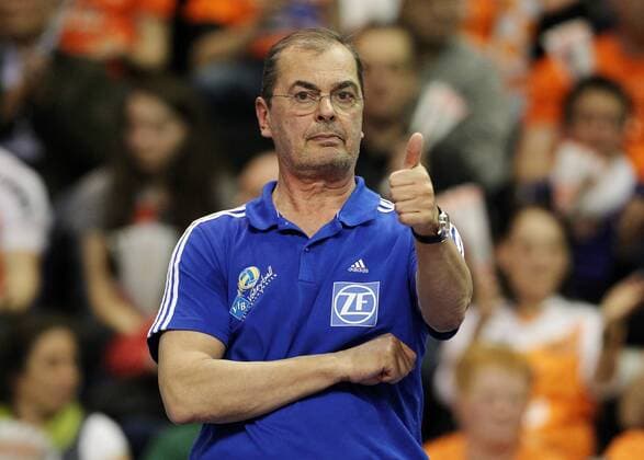 Trainer Stelian Moculescu Daumen hoch zeigend Aktion Oberkoerper Oberkörper Volleyball Bundesliga Herren Play Off Finale um die Deutsche Meisterschaft Saison 2014 2015 30.04.2015 BR Volleys Berlin vs. VfB Friedrichshafen