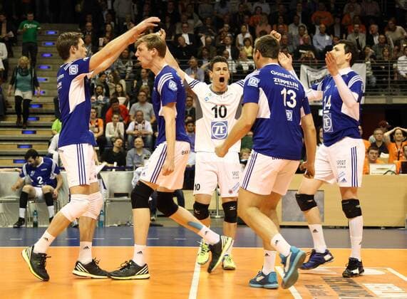 Friedrichshafener Jubel nach Satzgewinn Volleyball Bundesliga Herren Play Off Finale um die Deutsche Meisterschaft Saison 2014 2015 30.04.2015 BR Volleys Berlin vs. VfB Friedrichshafen