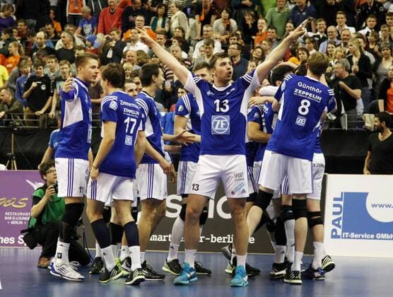 Friedrichshafener Jubel nach Matchgewinn, Jan Zimmermann 17, Adrian Gontariu 13, Max Günthör 8 Volleyball Bundesliga Herren Play Off Finale um die Deutsche Meisterschaft Saison 2014 2015 30.04.2015 BR Volleys Berlin vs. VfB Friedrichshafen