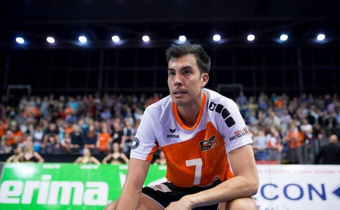 Berlin, Deutschland, 30.04.2015: Volleyball Bundesliga Playoffs Finale Spiel 4 (Best of Five) Saison 2014 2015 - Berlin Recycling Volleys - VfB Friedrichshafen. Kawika Shoji (BR Volleys 7) Frust nach Abpfiff