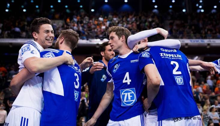 Berlin, Deutschland, 30.04.2015: Volleyball Bundesliga Playoffs Finale Spiel 4 (Best of Five) Saison 2014 2015 - Berlin Recycling Volleys - VfB Friedrichshafen. Jubel nach Abpfiff: v.li. Jenia Grebennikov (Friedrichshafen 10), Thilo Späth-Westerholt Spaeth-Westerholt (Friedrichshafen 3), Simon Tischer (Friedrichshafen 5), Maarten van Garderen (Friedrichshafen 4), Max Günthör Guenthoer (Friedrichshafen 8), Maximiliano Gauna (Friedrichshafen 2)
