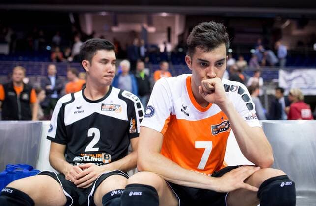 Berlin, Deutschland, 30.04.2015: Volleyball Bundesliga Playoffs Finale Spiel 4 (Best of Five) Saison 2014 2015 - Berlin Recycling Volleys - VfB Friedrichshafen. Erik Shoji (BR Volleys 2) und Kawika Shoji (BR Volleys 7) Frust nach Abpfiff