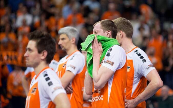 Berlin, Deutschland, 30.04.2015: Volleyball Bundesliga Playoffs Finale Spiel 4 (Best of Five) Saison 2014 2015 - Berlin Recycling Volleys - VfB Friedrichshafen. Frust nach Abpfiff: v.li. Martin Krystof (BR Volleys 11), Rob Bontje (BR Volleys 17), Felix Fischer (BR Volleys 6), Christian Dünnes Duennes (BR Volleys 16)