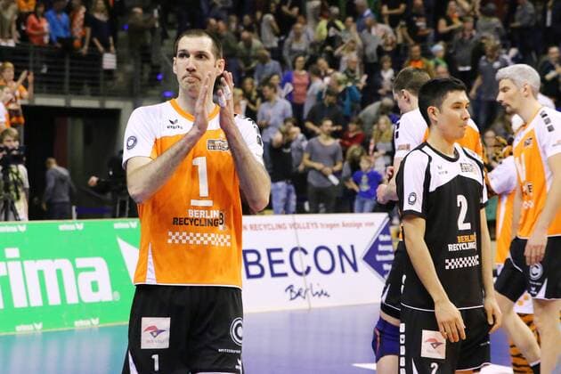 Scott Touzinsky ( 1, Berlin Recycling Volleys) applaudiert den Fans, Berlin Recycling Volleys vs. VfB Friedrichshafen, Herren, Volleyball, Endspiel, 30.04.2015, Hundt EP_MHT