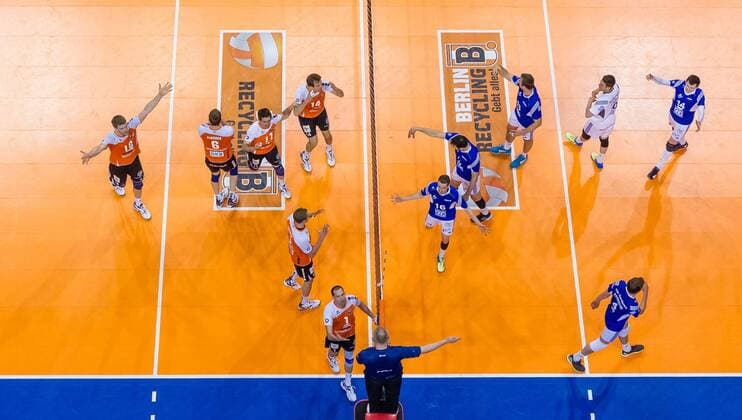 Berlin, Deutschland, 30.04.2015: Volleyball Bundesliga Playoffs Finale Spiel 4 (Best of Five) Saison 2014 2015 - Berlin Recycling Volleys - VfB Friedrichshafen. Berliner und Friedrichshafener beschweren sich beim Schiedsrichter