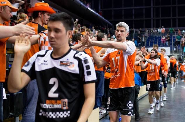 Berlin, Deutschland, 30.04.2015: Volleyball Bundesliga Playoffs Finale Spiel 4 (Best of Five) Saison 2014 2015 - Berlin Recycling Volleys - VfB Friedrichshafen. Erik Shoji (BR Volleys 2), Rob Bontje (BR Volleys 17) und Francesco De Marchi (BR Volleys 18) bedanken sich nach dem Spiel bei den Fans