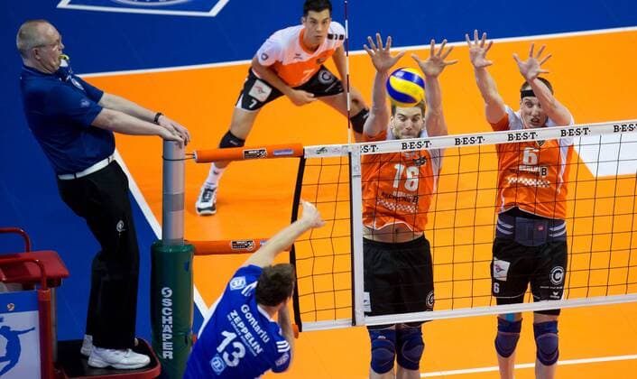 Berlin, Deutschland, 30.04.2015: Volleyball Bundesliga Playoffs Finale Spiel 4 (Best of Five) Saison 2014 2015 - Berlin Recycling Volleys - VfB Friedrichshafen. Adrian Gontariu (Friedrichshafen 13) gegen den Block aus Christian Dünnes Duennes (BR Volleys 16), Felix Fischer (BR Volleys 6)