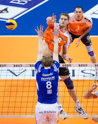 Berlin, Deutschland, 30.04.2015: Volleyball Bundesliga Playoffs Finale Spiel 4 (Best of Five) Saison 2014 2015 - Berlin Recycling Volleys - VfB Friedrichshafen. Christian Dünnes Duennes (BR Volleys 16) gegen den Block aus Max Günthör Guenthoer (Friedrichshafen 8)