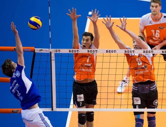 Berlin, Deutschland, 30.04.2015: Volleyball Bundesliga Playoffs Finale Spiel 4 (Best of Five) Saison 2014 2015 - Berlin Recycling Volleys - VfB Friedrichshafen. Maarten van Garderen (Friedrichshafen 4) gegen den Block aus Kawika Shoji (BR Volleys 7), Felix Fischer (BR Volleys 6)