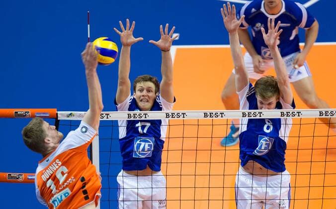 Berlin, Deutschland, 30.04.2015: Volleyball Bundesliga Playoffs Finale Spiel 4 (Best of Five) Saison 2014 2015 - Berlin Recycling Volleys - VfB Friedrichshafen. Christian Dünnes Duennes (BR Volleys 16) gegen den Block aus Jan Zimmermann (Friedrichshafen 17), Max Günthör Guenthoer (Friedrichshafen 8)