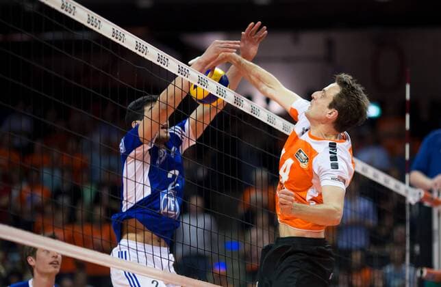 Berlin, Deutschland, 30.04.2015: Volleyball Bundesliga Playoffs Finale Spiel 4 (Best of Five) Saison 2014 2015 - Berlin Recycling Volleys - VfB Friedrichshafen. Tomas Kmet (BR Volleys 14) gegen den Block aus Maximiliano Gauna (Friedrichshafen 2)