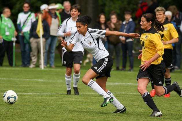 Navina Omilade (Retro Germany) im Spiel gegen Nationalteam Brief der Deutschen Post AG, Fussball, DFB-Pokal der Frauen, 1. FFC Turbine Potsdam - VfL Wolfsburg, xozx