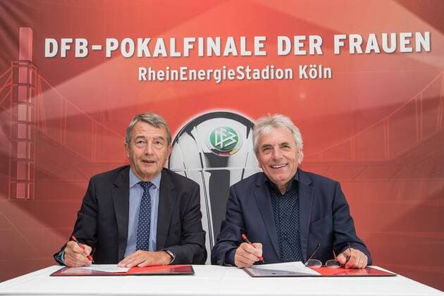 v.li.: Wolfgang Niersbach (Präsident, DFB), Jürgen Roters (Oberbürgermeister, Stadt Köln), Vertragsverlängerung, Vertrag, Verlängerung, Unterschrift, Pokalfinale, Pokal, Finale, 2018, Fussball, DFB-Pokal der Frauen, 1. FFC Turbine Potsdam - VfL Wolfsburg, xbhx
