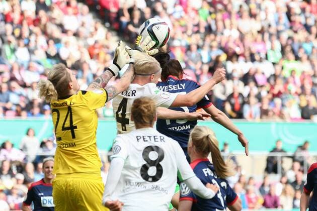 v.li.: Torhüterin Anna Felicitas Sarholz (1. FFC Turbine Potsdam), Nilla Fischer (VfL Wolfsburg), Inka Wesely (1. FFC Turbine Potsdam), im Dreikampf, Duell, duel, tackle, Aktion, Action, freistoß, standard, Kopfball, hard, Fussball, DFB-Pokal der Frauen, 1. FFC Turbine Potsdam - VfL Wolfsburg, xbhx