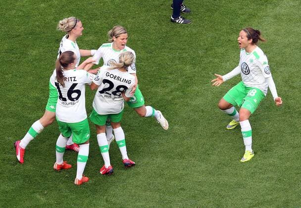 v.li.: Martina Müller (VfL Wolfsburg) mit Torjubel, celebrate the goal, goal celebration, Jubel über das Tor 0:1 , Fussball, DFB-Pokal der Frauen, 1. FFC Turbine Potsdam - VfL Wolfsburg, xmrx