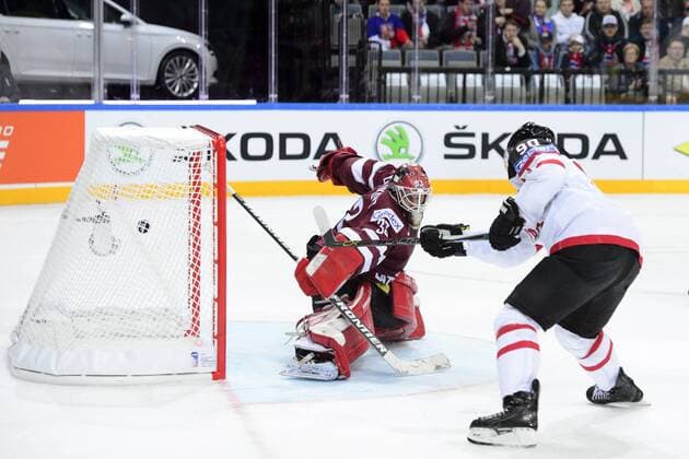 Jason Spezza of Canada, right, shoots to score past Latvia s goalkeeper Ervins Mustukovs during the Ice hockey Eishockey World Championship WM Weltmeisterschaft Group A match Canada vs Latvia in Prague, Czech Republic, May 1, 2015. (CTKxPhoto MichalxKamaryt) CTKPhotoP201505010536701  kmt 1