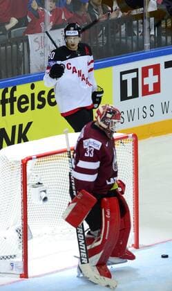Jason Spezza of Canada, back, celebrates after scoring past Latvia s goalkeeper Ervins Mustukovs, front, during the Ice hockey Eishockey World Championship WM Weltmeisterschaft Group A match Canada vs Latvia in Prague, Czech Republic, May 1, 2015. (CTKxPhoto RomanxVondrous) CTKPhotoP201505010546501  vnd