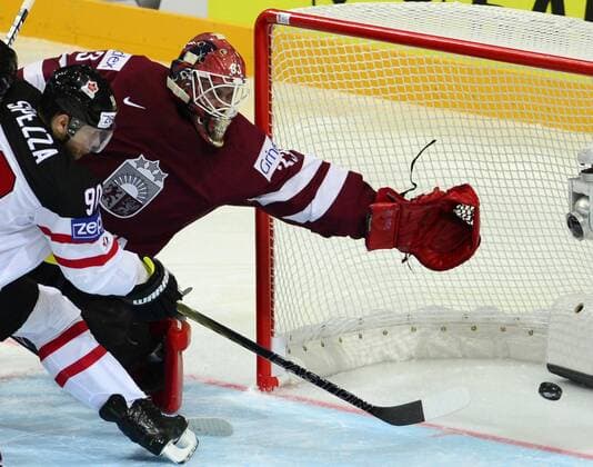 Jason Spezza of Canada, right, shoots to score past Latvia s goalkeeper Ervins Mustukovs during the Ice hockey Eishockey World Championship WM Weltmeisterschaft Group A match Canada vs Latvia in Prague, Czech Republic, May 1, 2015. (CTKxPhoto RomanxVondrous) CTKPhotoP201505010562401  vnd