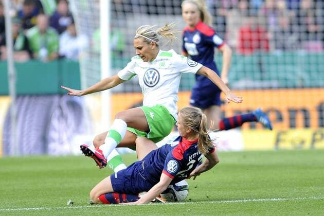 Koeln, Deutschland 01. Mai 2015: DFB Pokalfinale der Frauen 14 15 - Turbine Potsdam vs. VfL Wolfsburg. Lena Goeßling (Wolfsburg) im Zweikampf gegen Tabea Kemme (Potsdam) ot