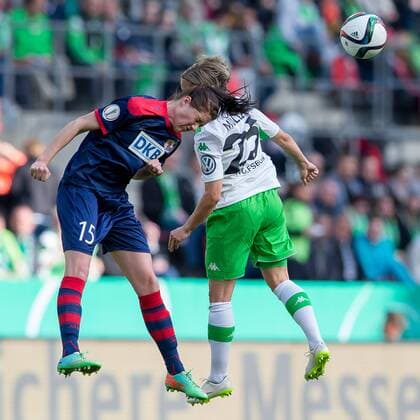 v.li.: Inka Wesely (1. FFC Turbine Potsdam), Martina Müller (VfL Wolfsburg), kopfball, Fussball, DFB-Pokal der Frauen, 1. FFC Turbine Potsdam - VfL Wolfsburg, xbhx
