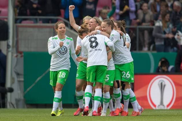 Die Mannschaft des VfL Wolfsburg beim Torjubel, Goal celebration, celebrate the goal, goal celebration, Jubeltraube, Fussball, DFB-Pokal der Frauen, 1. FFC Turbine Potsdam - VfL Wolfsburg, xdgx