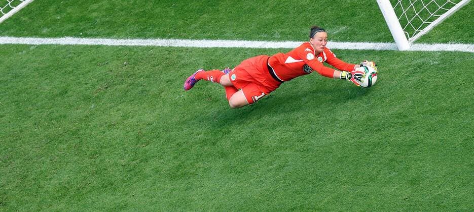 v.li.: Torhüterin Almuth Schult (VfL Wolfsburg) pariert, Parade, Glanzparade, hält den Ball, reflex, brilliant save, Aktion, Action , Fussball, DFB-Pokal der Frauen, 1. FFC Turbine Potsdam - VfL Wolfsburg, xmrx