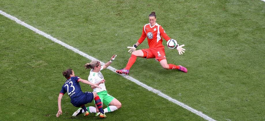 v.li.: Anna Blässe (VfL Wolfsburg), Lidija Kulis (1. FFC Turbine Potsdam) beim Schuss, Torschuss, gegen Torhüterin Almuth Schult (VfL Wolfsburg) , Fussball, DFB-Pokal der Frauen, 1. FFC Turbine Potsdam - VfL Wolfsburg, xmrx