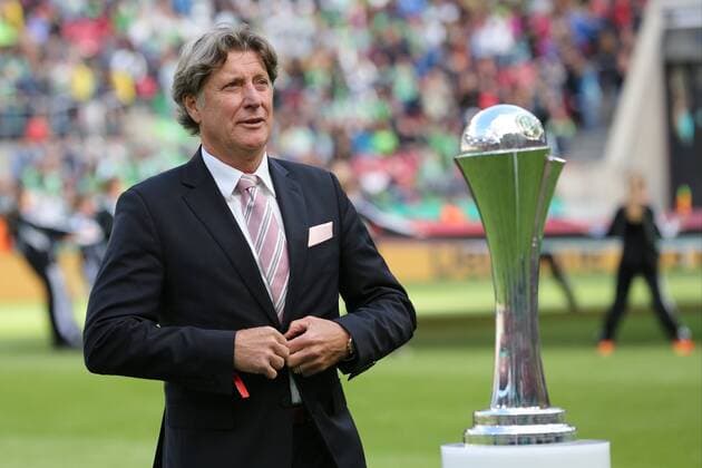 Vize Praesident Tony Schumacher (1. FC Koeln) mit dem Pokal 1. FFC Turbine Potsdam vs VfL Wolfsburg, Frauen Fussball, DFB Pokal Finale, 01.05.2015, Foto: Schueler Eibner EP_JSE