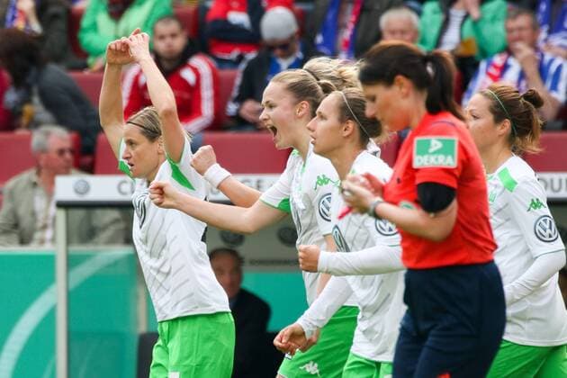 vorne: Martina Müller ( Martina Mueller , VfL Wolfsburg) jubelt über ihr Tor zum 0:1, Jubel, Torjubel, Torerfolg, celebrate the goal, goal, celebration, Jubel ueber das Tor, optimistisch, Action, Aktion, Fussball, DFB-Pokal der Frauen, 1. FFC Turbine Potsdam - VfL Wolfsburg, xozx