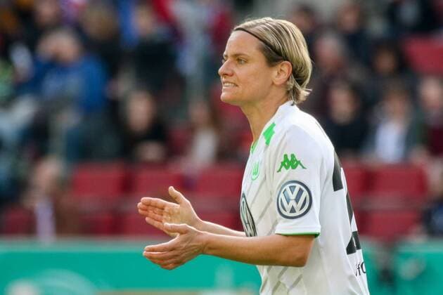 Martina Müller ( Martina Mueller , VfL Wolfsburg) klatscht in die Hände, motiviert ihr Team, Fussball, DFB-Pokal der Frauen, 1. FFC Turbine Potsdam - VfL Wolfsburg, xozx