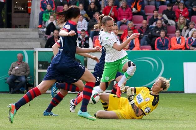 v.li.: Caroline Graham Hansen (VfL Wolfsburg) scheitert an Anna Felicitas Sarholz (Torfrau, Turbine Potsdam), Torchance, Fussball, DFB-Pokal der Frauen, 1. FFC Turbine Potsdam - VfL Wolfsburg, xozx