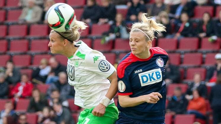 v.li.: Alexandra Popp (VfL Wolfsburg), Johanna Elsig (Turbine Potsdam), Kopfball, header, Aktion, Action, Fussball, DFB-Pokal der Frauen, 1. FFC Turbine Potsdam - VfL Wolfsburg, xozx