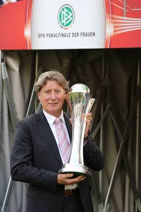Vize Praesident Tony Schumacher (1. FC Koeln) mit dem Pokal 1. FFC Turbine Potsdam vs VfL Wolfsburg, Frauen Fussball, DFB Pokal Finale, 01.05.2015, Foto: Schueler Eibner EP_JSE