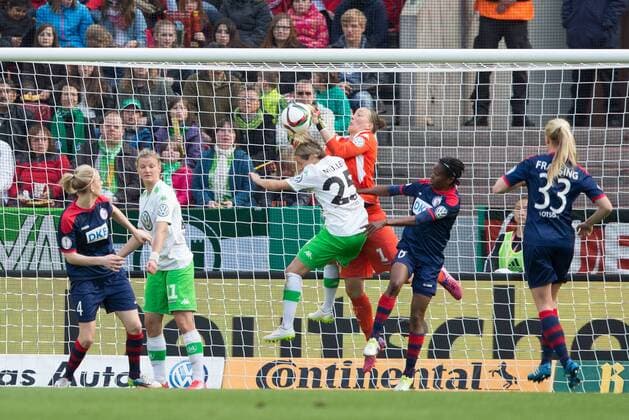 v.li.: Martina Müller (VfL Wolfsburg), Torhüterin Almuth Schult (VfL Wolfsburg), Genoveva Anonma (1. FFC Turbine Potsdam), Eckball, Standard, Fussball, DFB-Pokal der Frauen, 1. FFC Turbine Potsdam - VfL Wolfsburg, xbhx
