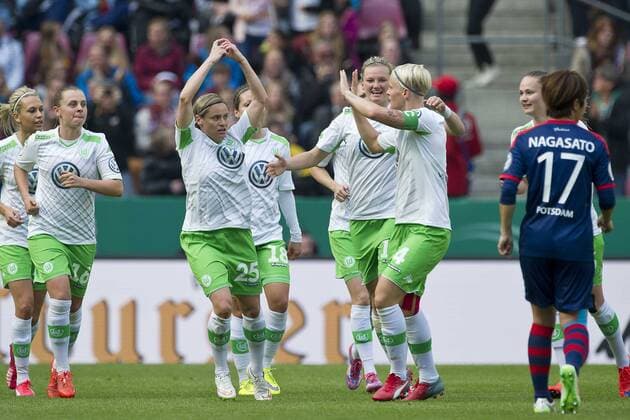 Martina MUELLER (Müller, 3. v.l.) (WOB) jubelt nach ihrem Tor zum 1:0 ; Fussball DFB Pokal Finale der Frauen 2015, 1. FFC Turbine Potsdam (P) - VfL Wolfsburg (WOB) , am 01.05.2015 in Koeln Deutschland.
