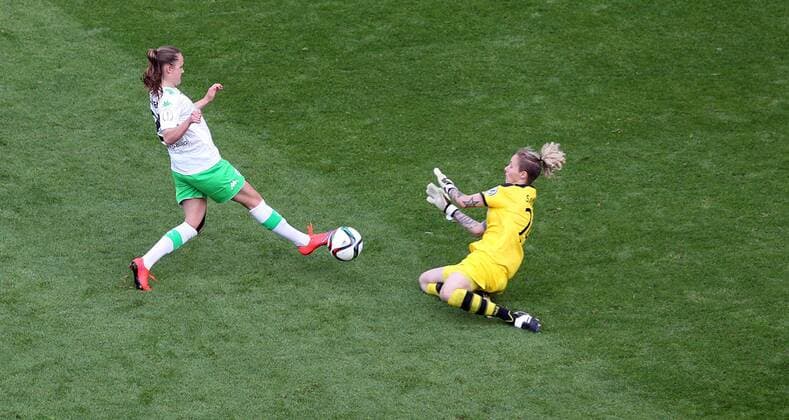 v.li.: Caroline Graham Hansen (VfL Wolfsburg) gegen Torhüterin Anna Felicitas Sarholz (1. FFC Turbine Potsdam) , Fussball, DFB-Pokal der Frauen, 1. FFC Turbine Potsdam - VfL Wolfsburg, xmrx