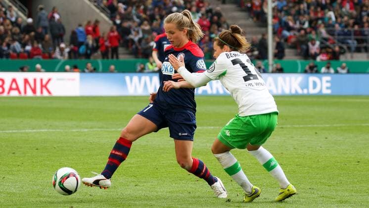v.li.: Tabea Kemme (Turbine Potsdam), Vanessa Bernauer (VfL Wolfsburg), Zweikampf, Duell, duel, tackle, Dynamik, Action, Aktion, Fussball, DFB-Pokal der Frauen, 1. FFC Turbine Potsdam - VfL Wolfsburg, xozx