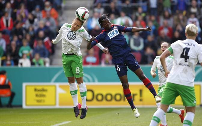 Köln, RheinEnergieStadion, 01.05.15: Babett Peter (VFL Wolfsburg) (L) im Kopfballduell mit Genovera Aonma (1. FFC Turbine Potsdam) beim Frauenfussball im Pokalfinale zwischen 1. FFC Turbine Potsdam vs. VFL Wolfsburg in der Saison 2014 2015.