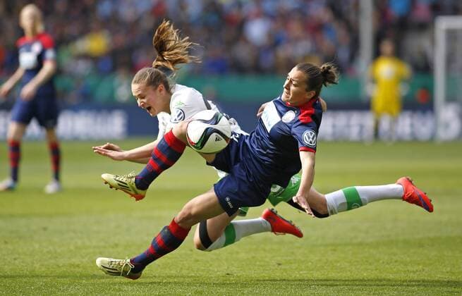 Köln, RheinEnergieStadion, 01.05.15: Lidija Kulis (1. FFC Turbine Potsdam) (R) gegen Caroline Hansen (VFL Wolfsburg) beim Frauenfussball im Pokalfinale zwischen 1. FFC Turbine Potsdam vs. VFL Wolfsburg in der Saison 2014 2015.