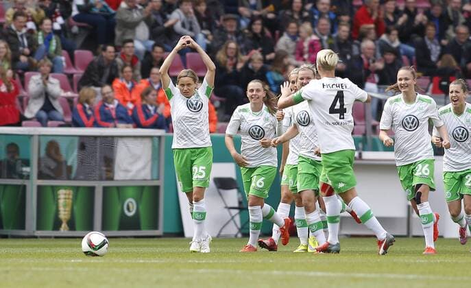 Köln, RheinEnergieStadion, 01.05.15: Torjubel nach dem 1:0 Tor durch Martina Müller (VFL Wolfsburg) (L) mit Nilla Fischer (VFL Wolfsburg) (4) beim Frauenfussball im Pokalfinale zwischen 1. FFC Turbine Potsdam vs. VFL Wolfsburg in der Saison 2014 2015.
