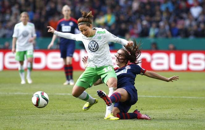 Köln, RheinEnergieStadion, 01.05.15: Vanessa Bernauer (VFL Wolfsburg) (L) gegen Lia Wälti (1. FFC Turbine Potsdam) beim Frauenfussball im Pokalfinale zwischen 1. FFC Turbine Potsdam vs. VFL Wolfsburg in der Saison 2014 2015.