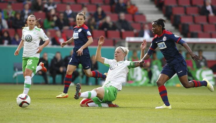 Köln, RheinEnergieStadion, 01.05.15: Nilla Fischer (VFL Wolfsburg) (L) gegen Genovera Aonma (1. FFC Turbine Potsdam) beim Frauenfussball im Pokalfinale zwischen 1. FFC Turbine Potsdam vs. VFL Wolfsburg in der Saison 2014 2015.
