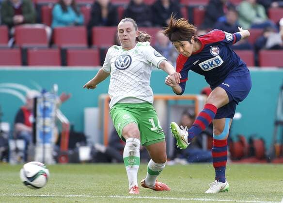 Köln, RheinEnergieStadion, 01.05.15: Asano Nagasato (1. FFC Turbine Potsdam) mit einem Schuss gegen Lina Magull (VFL Wolfsburg) beim Frauenfussball im Pokalfinale zwischen 1. FFC Turbine Potsdam vs. VFL Wolfsburg in der Saison 2014 2015.