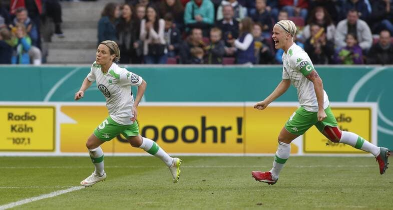 Köln, RheinEnergieStadion, 01.05.15: Martina Müller (VFL Wolfsburg) (L) Torschützin zum 2:0 Tor jubelt mit Nilla Fischer (VFL Wolfsburg) beim Frauenfussball im Pokalfinale zwischen 1. FFC Turbine Potsdam vs. VFL Wolfsburg in der Saison 2014 2015.